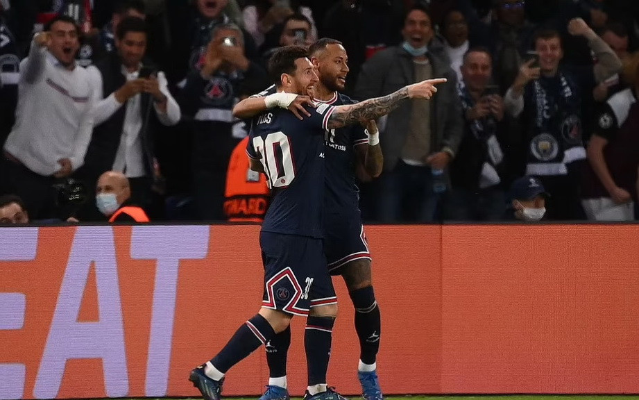 Sau hơn 4 năm, Messi và Neymar mới lại có dịp ăn mừng cùng nhau sau khi siêu sao người Argentina ghi bàn. (Nguồn: Getty Images)