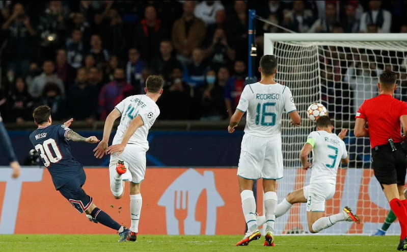 Lionel Messi bất ngờ đi bóng từ cánh phải vào trung lộ, phối hợp với Kylian Mbappe rồi tung cú sút chân trái hiểm hóc hạ gục thủ thành Ederson.