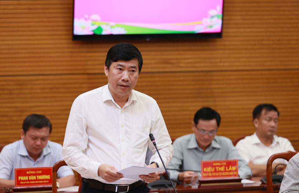 Chủ tịch UBND tỉnh Đồng Tháp Phạm Thiện Nghĩa báo cáo tinh hình kinh tế-xã hội của tỉnh. (Ảnh: Dương Giang/TTXVN)