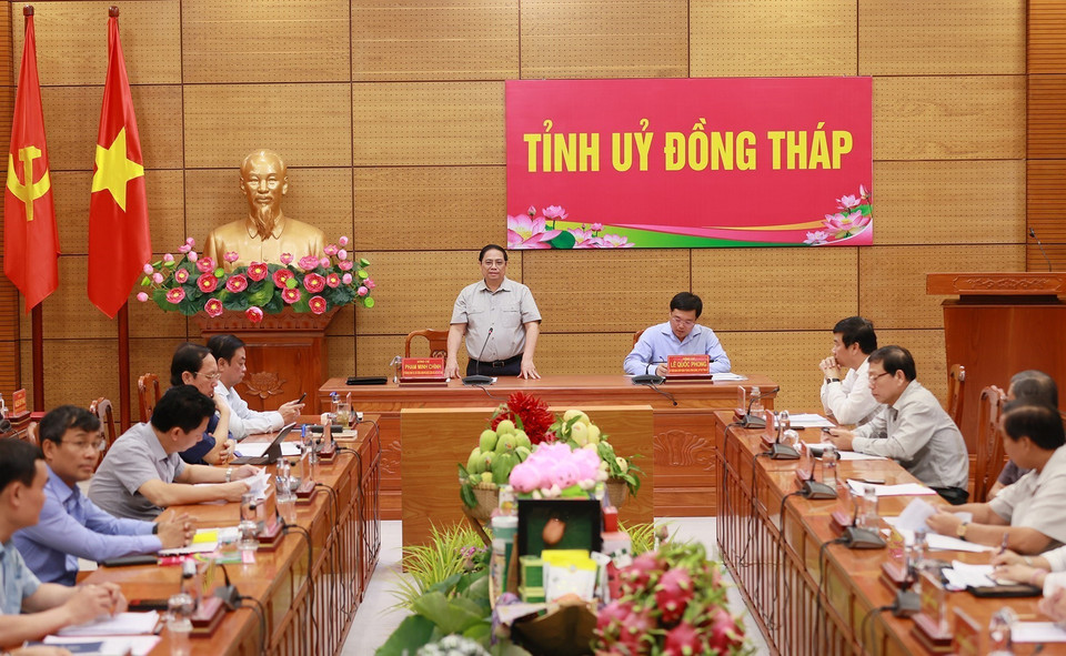 Thủ tướng Phạm Minh Chính làm việc với Ban Thường vụ Tỉnh ủy Đồng Tháp. (Ảnh: Dương Giang/TTXVN)