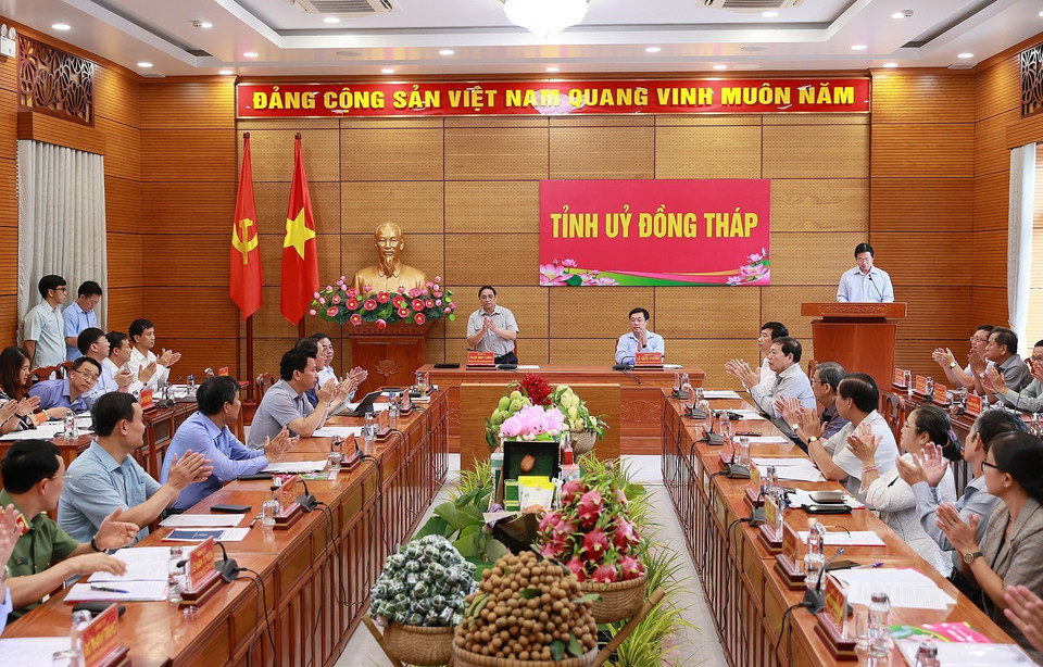 Thủ tướng Phạm Minh Chính làm việc với Ban Thường vụ Tỉnh ủy Đồng Tháp. (Ảnh: Dương Giang/TTXVN)