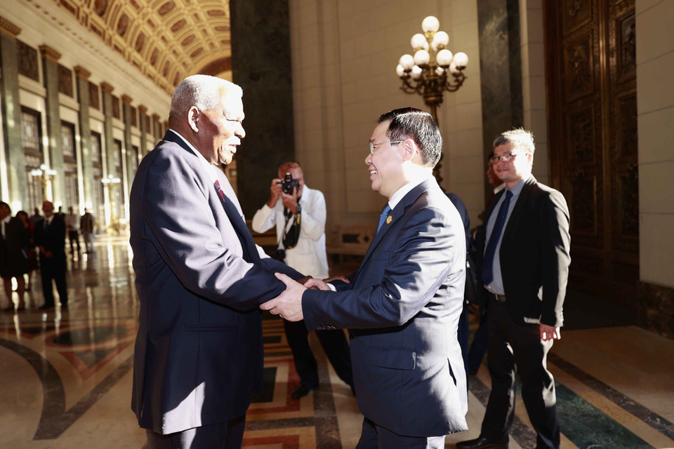 Chủ tịch Quốc hội Chính quyền Nhân dân nước Cộng hòa Cuba Esteban Lazo Hernandez đón Chủ tịch Quốc hội Vương Đình Huệ. (Ảnh: Doãn Tấn/TTXVN)