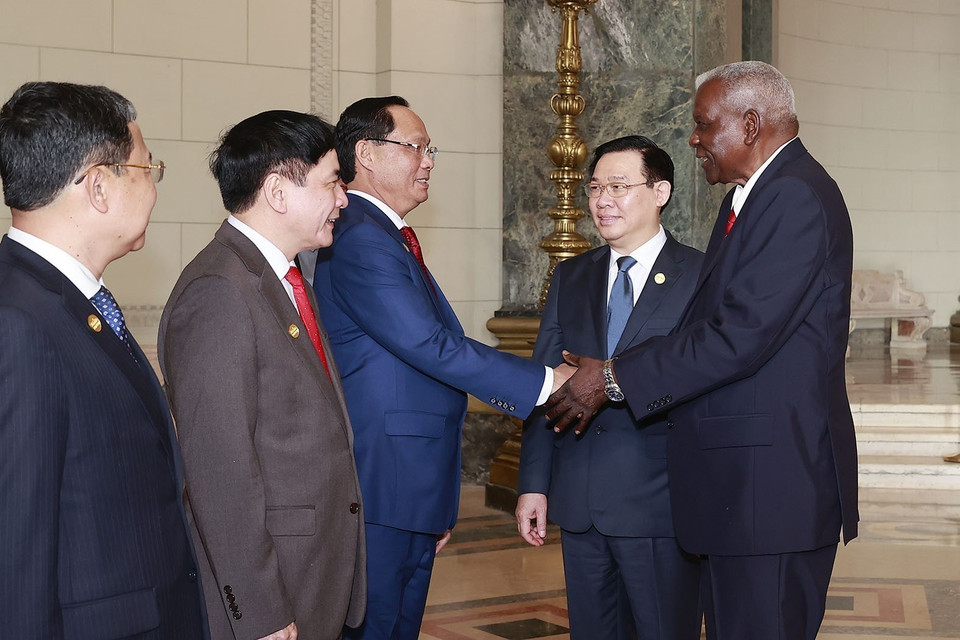 Chủ tịch Quốc hội Vương Đình Huệ giới thiệu đoàn đại biểu Việt Nam với Chủ tịch Quốc hội Chính quyền Nhân dân nước Cộng hòa Cuba Esteban Lazo Hernandez. (Ảnh: Doãn Tấn/TTXVN)