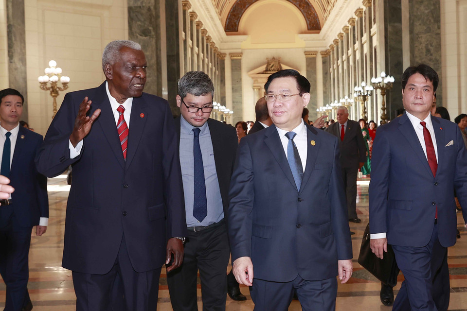 Chủ tịch Quốc hội Vương Đình Huệ và Chủ tịch Quốc hội Chính quyền Nhân dân nước Cộng hòa Cuba Esteban Lazo Hernandez . (Ảnh: Doãn Tấn/TTXVN)