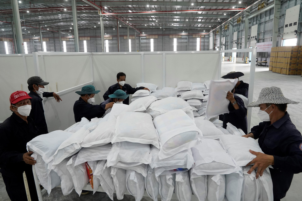 Đội thi công đang chạy đua hoàn thiện bệnh viện dã chiến 5.000 giường để kịp thời đón nhận bệnh nhân COVID-19. (Ảnh: Chí Tưởng/TTXVN)