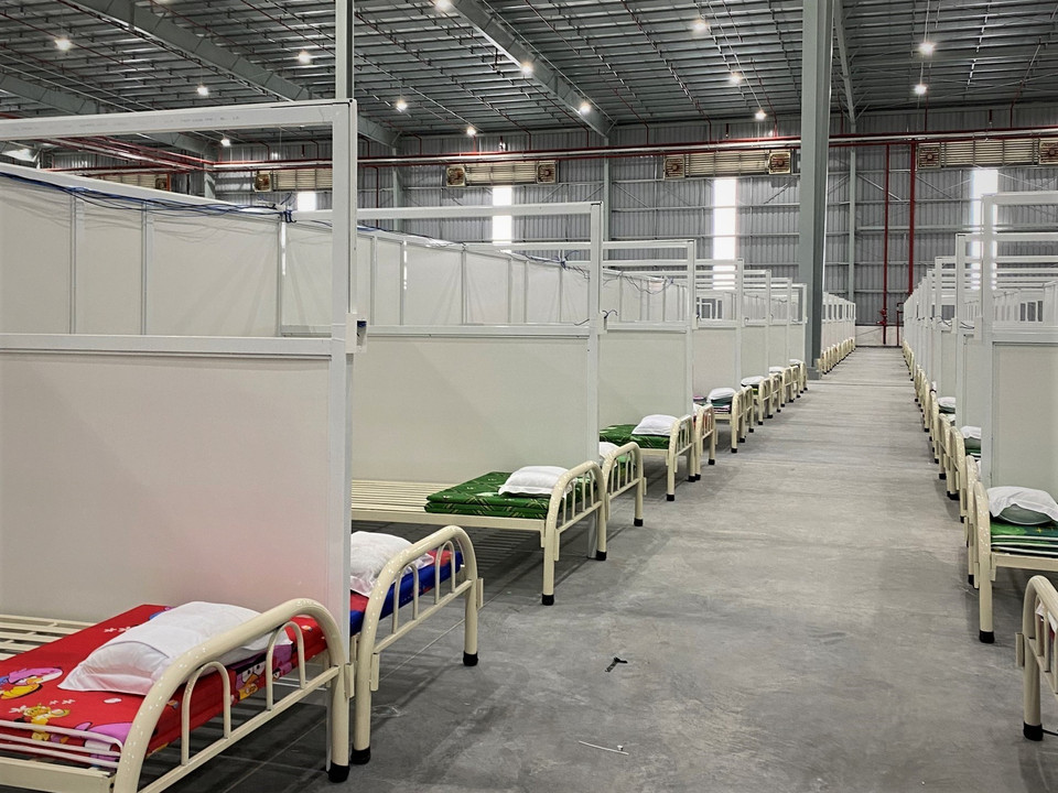 Bệnh viện dã chiến số 2 với 5.000 gường được đơn vị Becamex trưng dụng khu nhà xưởng rộng hơn 62.000m2 để triển khai thành bệnh viện thu dung, điều trị cho 5.000 bệnh nhân COVID-19. (Ảnh: Chí Tưởng/TTXVN)