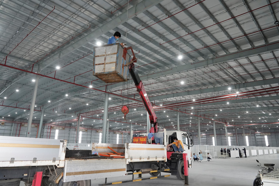 Đội thi công đang chạy đua hoàn thiện bệnh viện dã chiến 5.000 giường để kịp thời đón nhận bệnh nhân COVID-19. (Ảnh: Chí Tưởng/TTXVN)