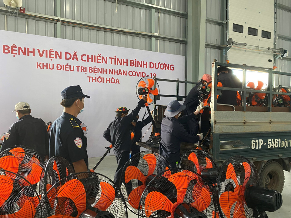 Trang bị quạt điện đặt tại bệnh viện dã chiến số 2 với 5.000 gường để kịp thời đón nhận bệnh nhân trong những ngày tới.(Ảnh: Chí Tưởng/TTXVN)