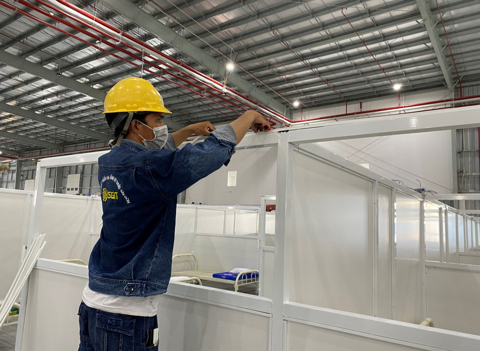 Đội thi công đang chạy đua hoàn thiện bệnh viện dã chiến 5.000 giường để kịp thời đón nhận bệnh nhân COVID-19 vào điều trị. (Ảnh: Chí Tưởng/TTXVN)