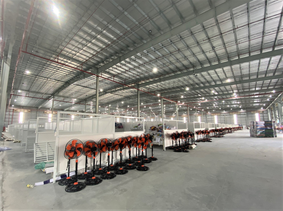 Bên trong bệnh viện dã chiến số 2 Bình Dương đã lắp xong 5.000 giường sẵn sàng tiếp nhận bệnh nhân COVID-19. (Ảnh: Chí Tưởng/TTXVN)