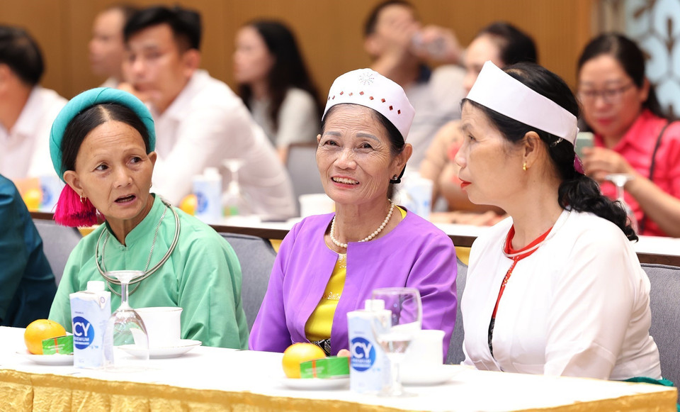 Các đại biểu già làng, trưởng bản, nghệ nhân và người có uy tín tiêu biểu tham dự buổi gặp. (Ảnh: Dương Giang/TTXVN)