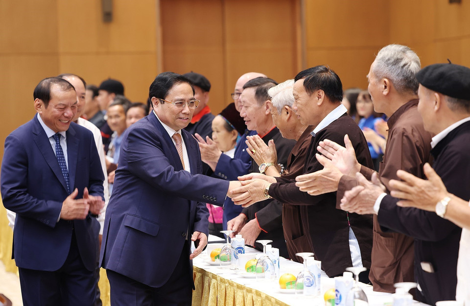 Thủ tướng Phạm Minh Chính với già làng, trưởng bản, nghệ nhân và người có uy tín tiêu biểu. (Ảnh: Dương Giang/TTXVN)
