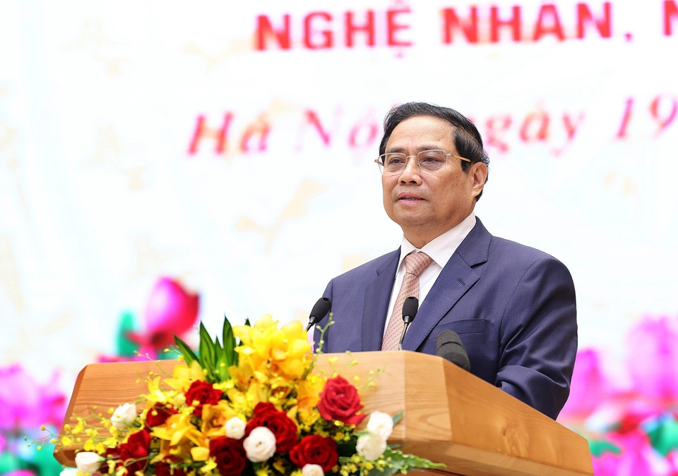 Thủ tướng Phạm Minh Chính chúc mừng các đại biểu già làng, trưởng bản, nghệ nhân và người có uy tín tiêu biểu. (Ảnh: Dương Giang/TTXVN)