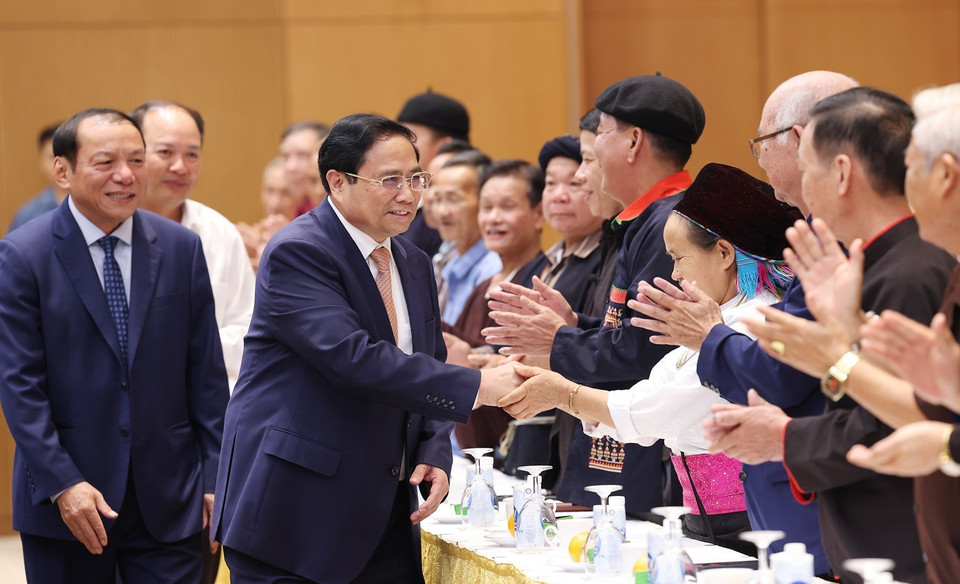 Thủ tướng Phạm Minh Chính với già làng, trưởng bản, nghệ nhân và người có uy tín tiêu biểu. (Ảnh: Dương Giang/TTXVN)