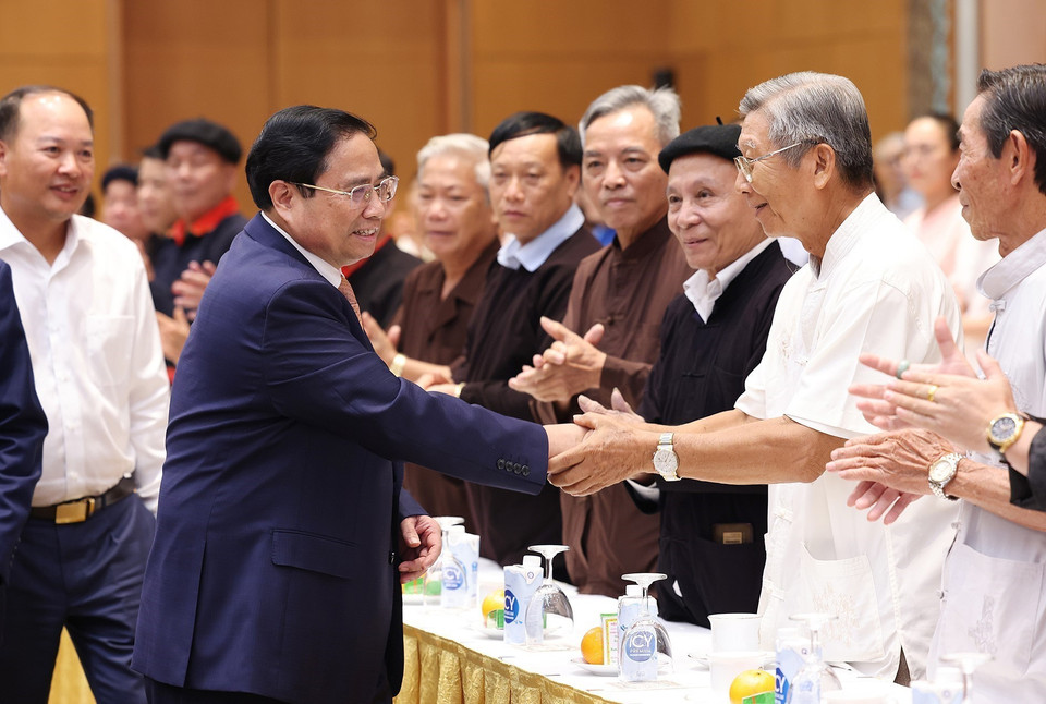 Thủ tướng Phạm Minh Chính với già làng, trưởng bản, nghệ nhân và người có uy tín tiêu biểu. (Ảnh: Dương Giang/TTXVN)