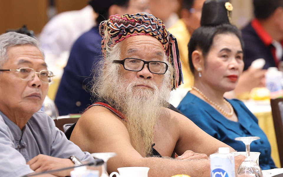 Các đại biểu già làng, trưởng bản, nghệ nhân và người có uy tín tiêu biểu tham dự buổi gặp. (Ảnh: Dương Giang/TTXVN)