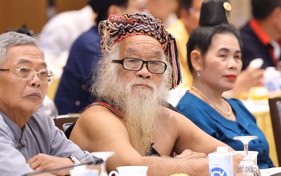 Các đại biểu già làng, trưởng bản, nghệ nhân và người có uy tín tiêu biểu tham dự buổi gặp. (Ảnh: Dương Giang/TTXVN)