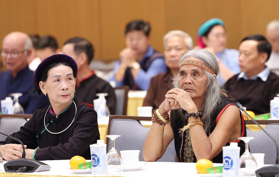 Các đại biểu già làng, trưởng bản, nghệ nhân và người có uy tín tiêu biểu tham dự buổi gặp. (Ảnh: Dương Giang/TTXVN)