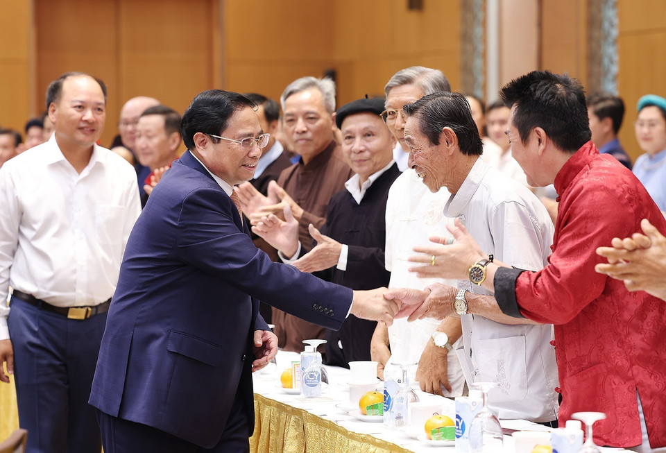 Thủ tướng Phạm Minh Chính với già làng, trưởng bản, nghệ nhân và người có uy tín tiêu biểu. (Ảnh: Dương Giang/TTXVN)