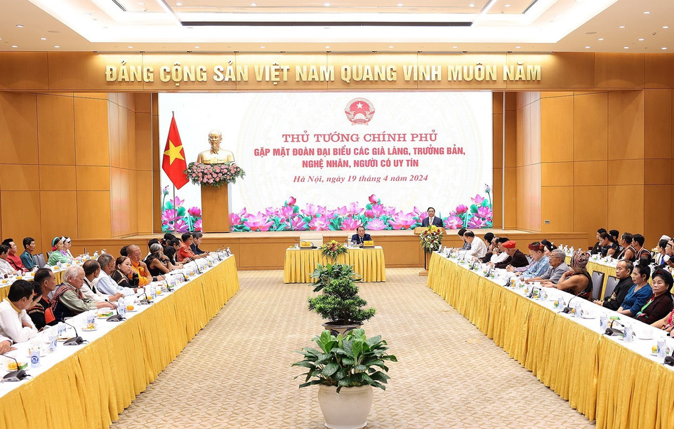 Thủ tướng Phạm Minh Chính chúc mừng các đại biểu già làng, trưởng bản, nghệ nhân và người có uy tín tiêu biểu. (Ảnh: Dương Giang/TTXVN)