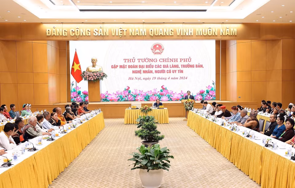 Thủ tướng Phạm Minh Chính chúc mừng các đại biểu già làng, trưởng bản, nghệ nhân và người có uy tín tiêu biểu. (Ảnh: Dương Giang/TTXVN)