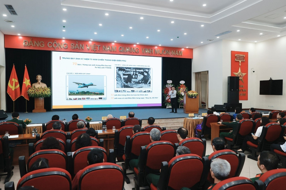 Giới thiệu trưng bày ảnh online và các chuyên mục của chuyên trang thông tin “70 năm chiến thắng Điện Biên Phủ”. (Ảnh: Minh Quyết/ TTXVN)