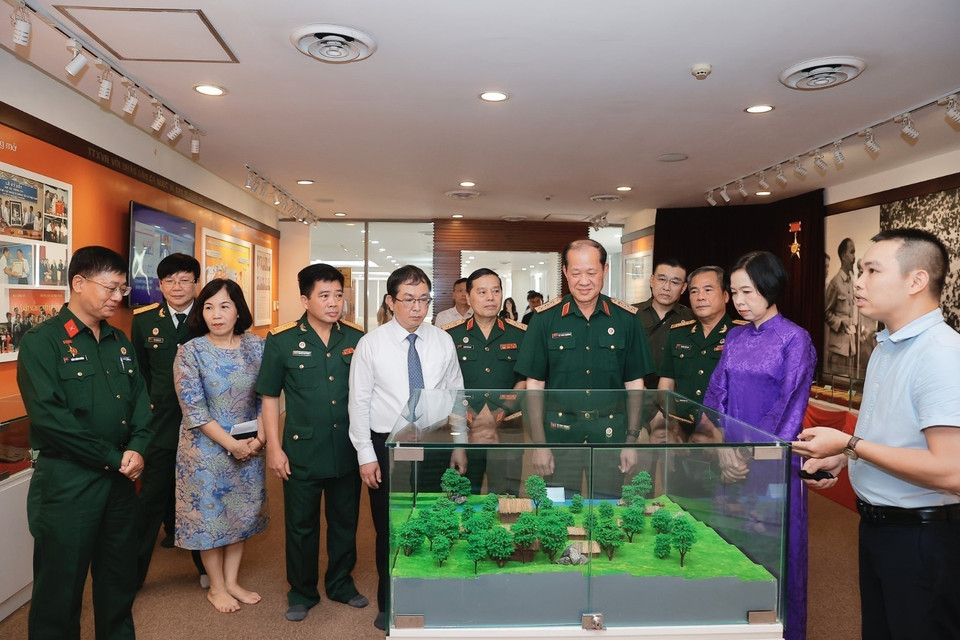 Đại biểu tham quan phòng truyền thống TTXVN. (Ảnh: Minh Quyết/TTXVN)