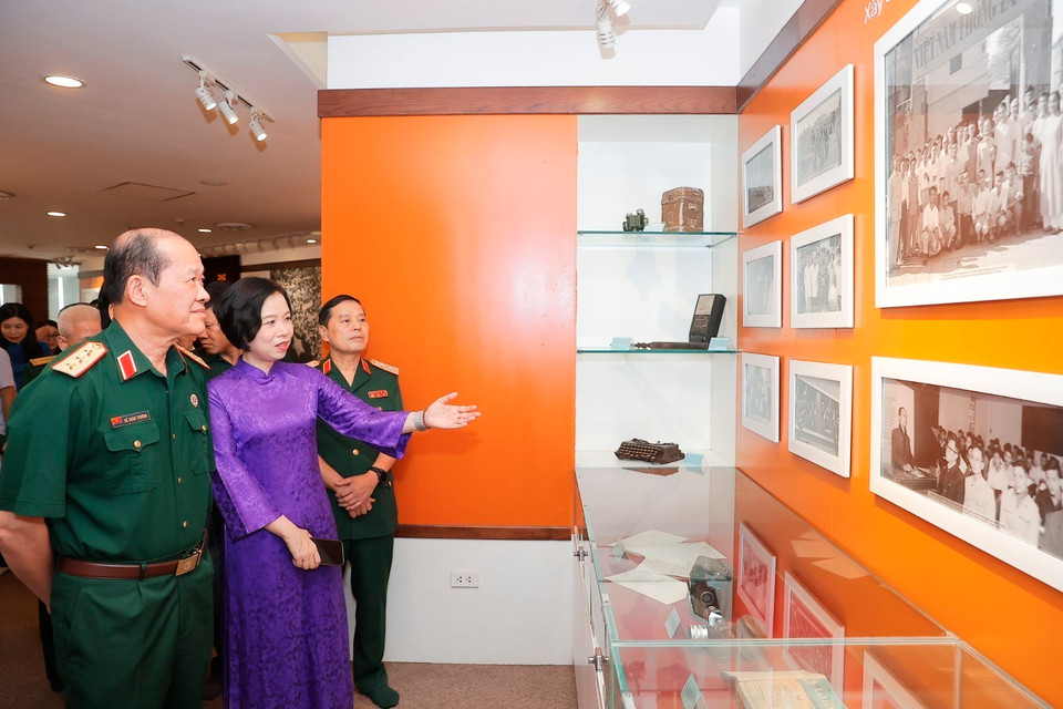 Đại biểu tham quan phòng truyền thống TTXVN. (Ảnh: Minh Quyết/TTXVN)