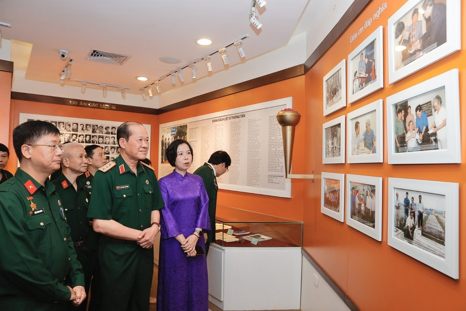 Đại biểu tham quan phòng truyền thống TTXVN. (Ảnh: Minh Quyết/TTXVN)