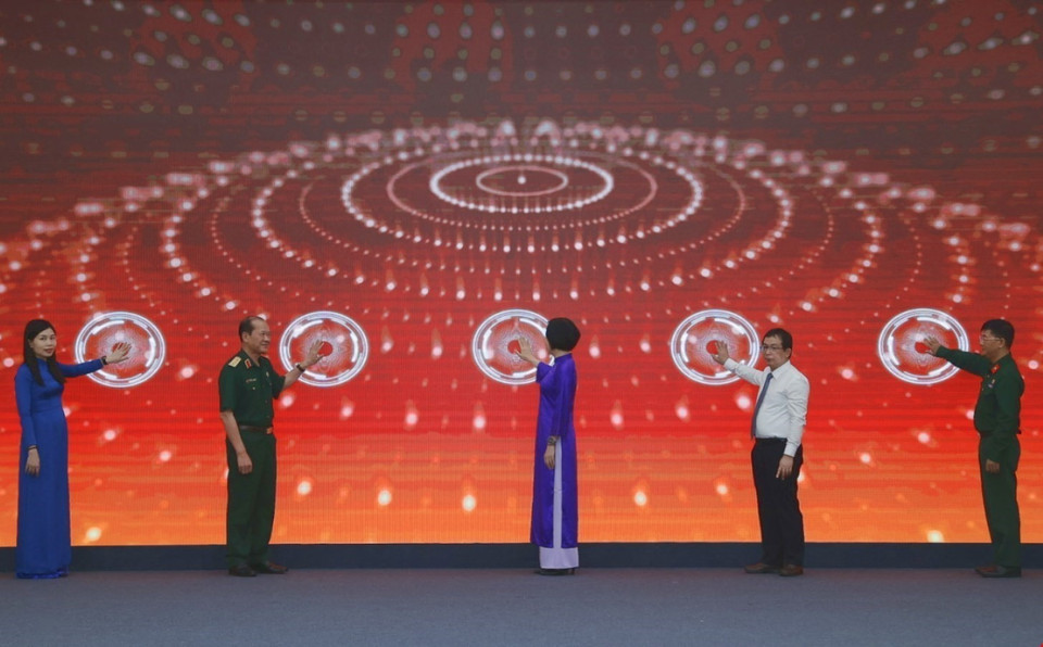 Tổng Giám đốc TTXVN Vũ Việt Trang và Thượng tướng Bế Xuân Trường, Chủ tịch Hội Cựu Chiến binh Việt Nam cùng các đại biểu thực hiện nghi thức khai trương. (Ảnh: Minh Quyết/TTXVN)