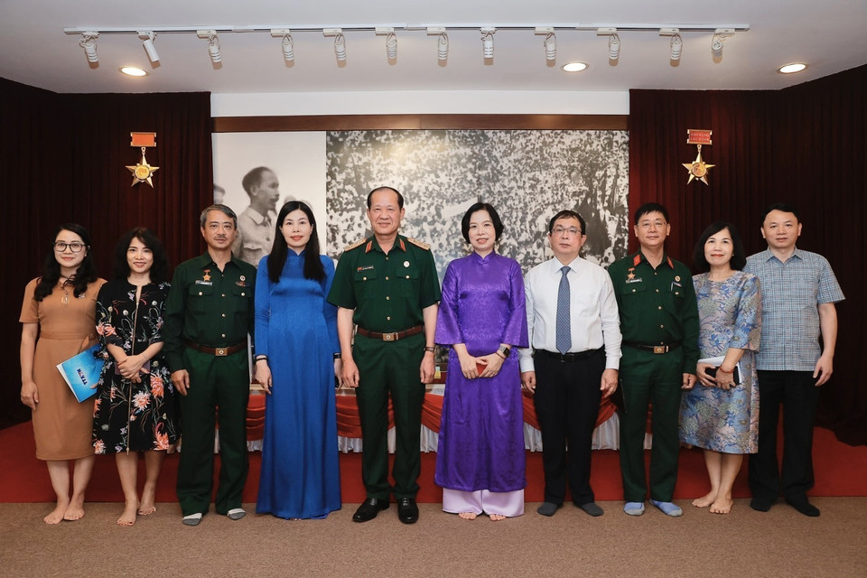 Đại biểu chụp ảnh chung tại phòng truyền thống TTXVN. (Ảnh: Minh Quyết/TTXVN)