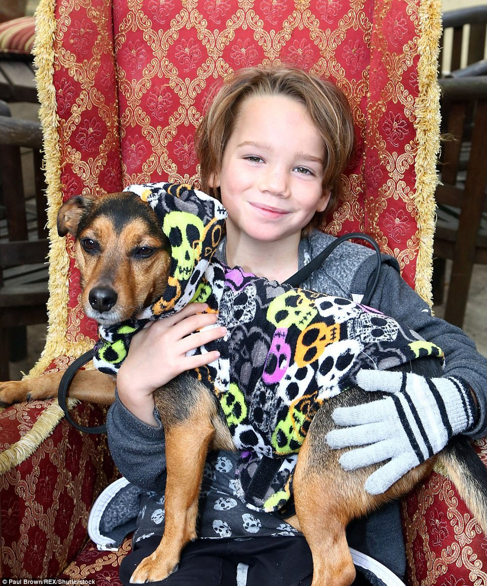 Chẳng cần những chiếc đầu lâu kia thì mặt vẫn quá ngầu, (Nguồn: DailyMail)