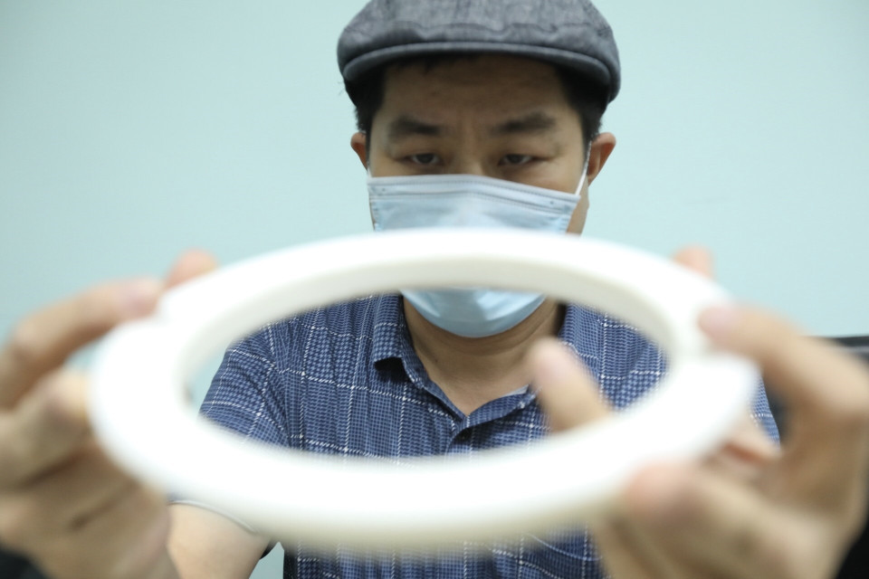 Găng tay lấy mẫu này cũng có nhiều phương án được đặt ra. (Ảnh: Minh Quyết/TTXVN)