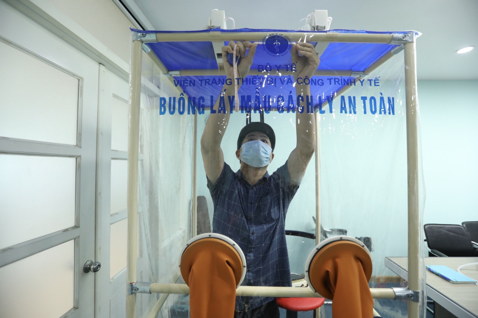 Nhóm thiết kế mong muốn mỗi chiếc buồng lấy mẫu sẽ làm 1 tấm khiên bảo vệ an toàn, giảm nóng đỡ vất vả cho các y, bác sỹ đang ngày đêm chiến đấu với giặc Covid-19. (Ảnh: Minh Quyết/TTXVN)