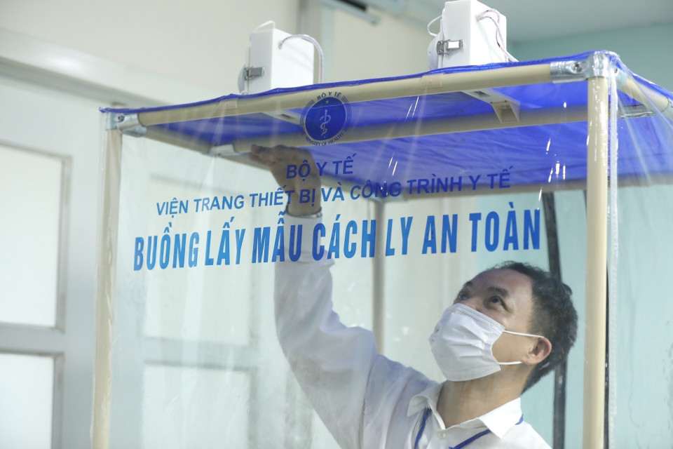 Hai blower lấy khí này có công suất 120 lít/ phút được đặt ngay trên đầu của người lấy mẫu, phả luồng khí xuống 2 vai sẽ tạo ra luồng gió mát. (Ảnh: Minh Quyết/TTXVN)