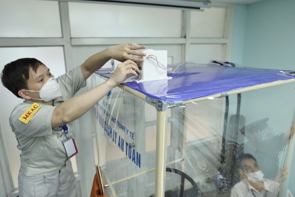 Chỉ mất chưa đầy 5 phút để lắp, dựng phần buồng và 10 phút để lắp dựng phần khung của Buồng lấy mẫu cách ly an toàn. (Ảnh: Minh Quyết/TTXVN)