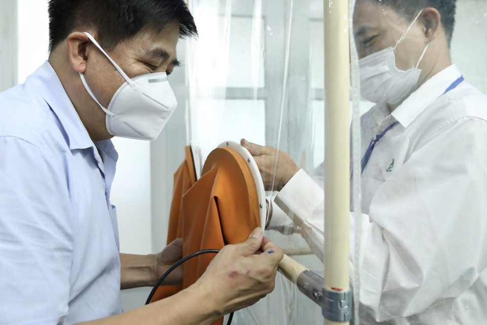 Nhóm thiết kế dựa trên tính cơ động, triển khai nhanh, có thể lắp dựng bởi bất kì ai, bất kì địa hình nào và đặc biệt là chi phí rẻ. (Ảnh: Minh Quyết/TTXVN)