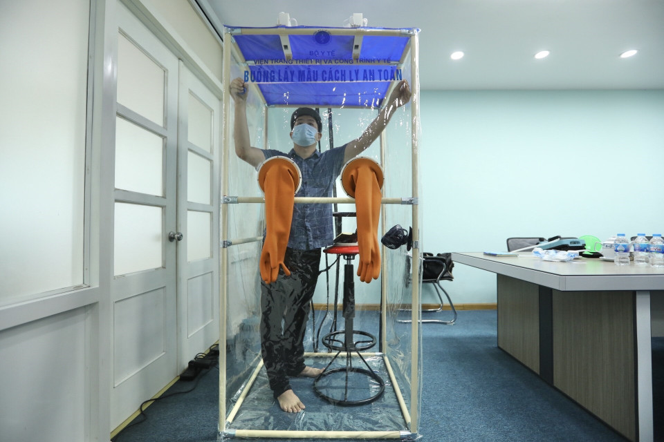 Chi phí sản xuất chỉ khoảng 10 triệu đồng/buồng và dự kiến ngay trong tuần này 10 buồng đầu tiên sẽ được thử nghiệm tại tâm dịch Bắc Ninh và Bắc Giang. (Ảnh: Minh Quyết/TTXVN)