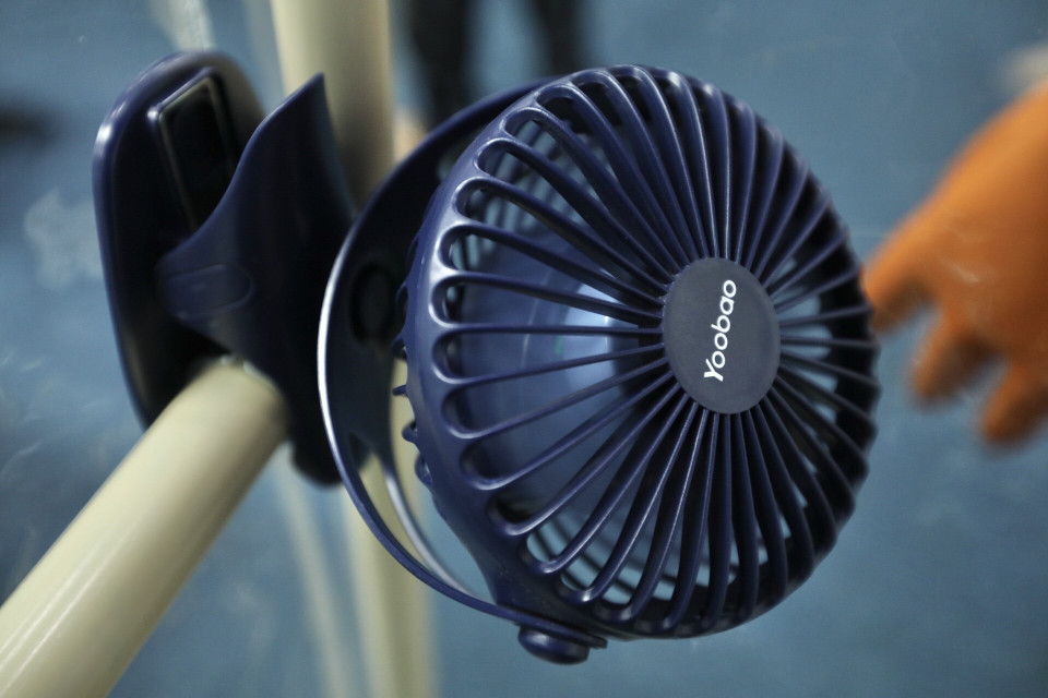 Nguồn điện để chạy 2 bờ lâu này cũng có thể dùng ắc quy, nếu sử dụng ắc quy xe máy thì có thể chạy liên tục lên đến 10 tiếng đồng hồ. Ngoài ra việc làm mát trong buồng cũng có thể bổ sung bởi 1 chiếc quạt sạc pin mini. (Ảnh: Minh Quyết/TTXVN)