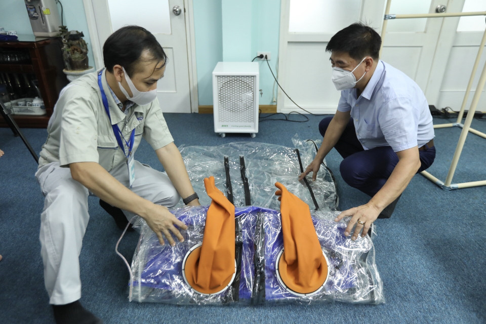 Đây là buồng lấy mẫu siêu di động vì hoàn toàn lắp trên khung có thể gấp gọn, di chuyển dễ dàng. (Ảnh: Minh Quyết/TTXVN)