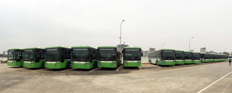 Dàn xe buýt nhanh BRT Kim Mã-bến xe Yên Nghĩa đang tập kết và chờ ngày lăn bánh. (Ảnh: Doãn Đức/Vietnam+)