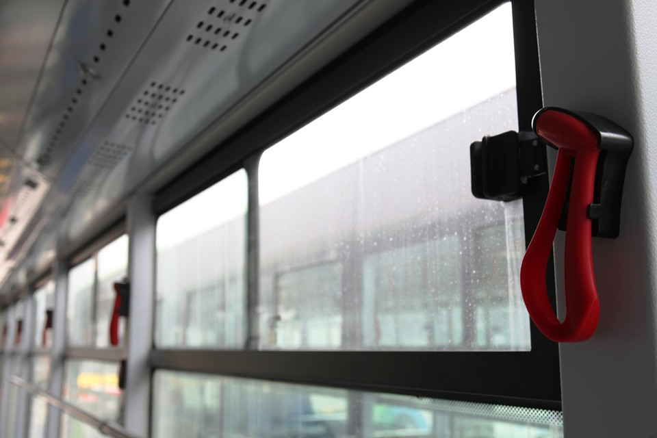 Búa thoát hiểm được gắn ngay sát cửa kính xe nhằm hỗ trợ hành khách khi gặp những sự cố. (Ảnh: Doãn Đức/Vietnam+)