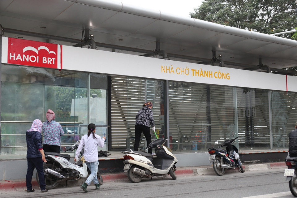 Công tác hoàn thiện hệ thống nhà chờ xe buýt nhanh BRT đang gấp rút hoàn thiện để dự tính chạy thử nghiệm vào ngày 15/12. (Ảnh: Doãn Đức/Vietnam+)