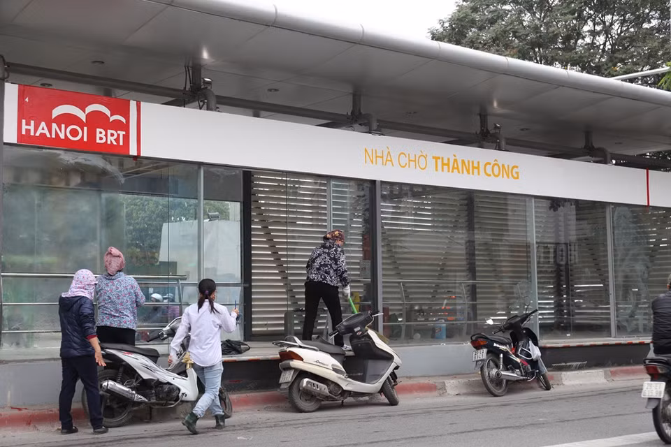 Công tác hoàn thiện hệ thống nhà chờ xe buýt nhanh BRT đang gấp rút hoàn thiện để dự tính chạy thử nghiệm vào ngày 15/12. (Ảnh: Doãn Đức/Vietnam+)