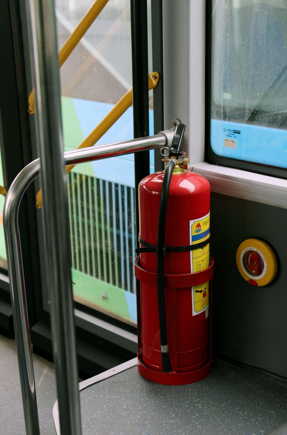 Hay bình cứu hỏa cũng được trạng bị để phòng cháy, chữa cháy. (Ảnh: Doãn Đức/Vietnam+)