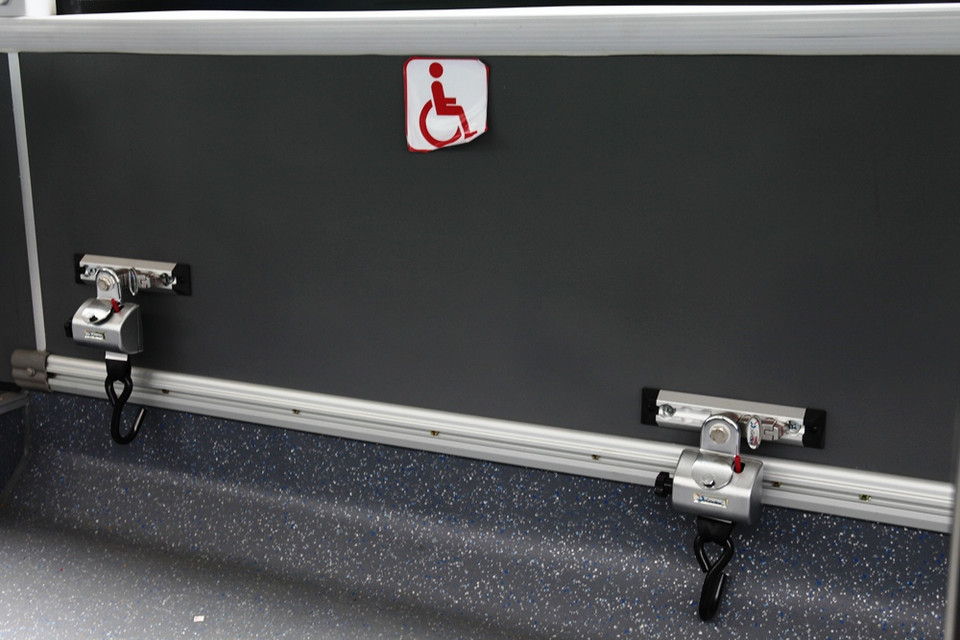 Buýt nhanh BRT có khu vực dành riêng cho người khuyết tật với bảng hiệu quy định và móc xe lăn cho hành khách. (Ảnh: Doãn Đức/Vietnam+)