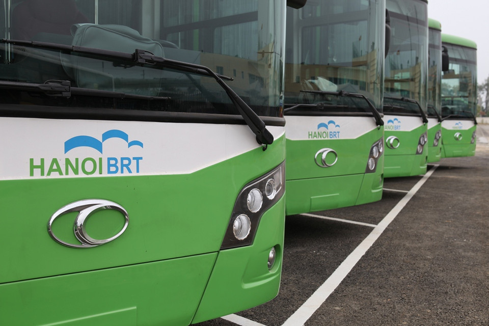 Màu sơn xanh lá cây và logo nhận biết tuyến xe buýt nhanh BRT đầu tiên của Hà Nội. (Ảnh: Doãn Đức/Vietnam+)