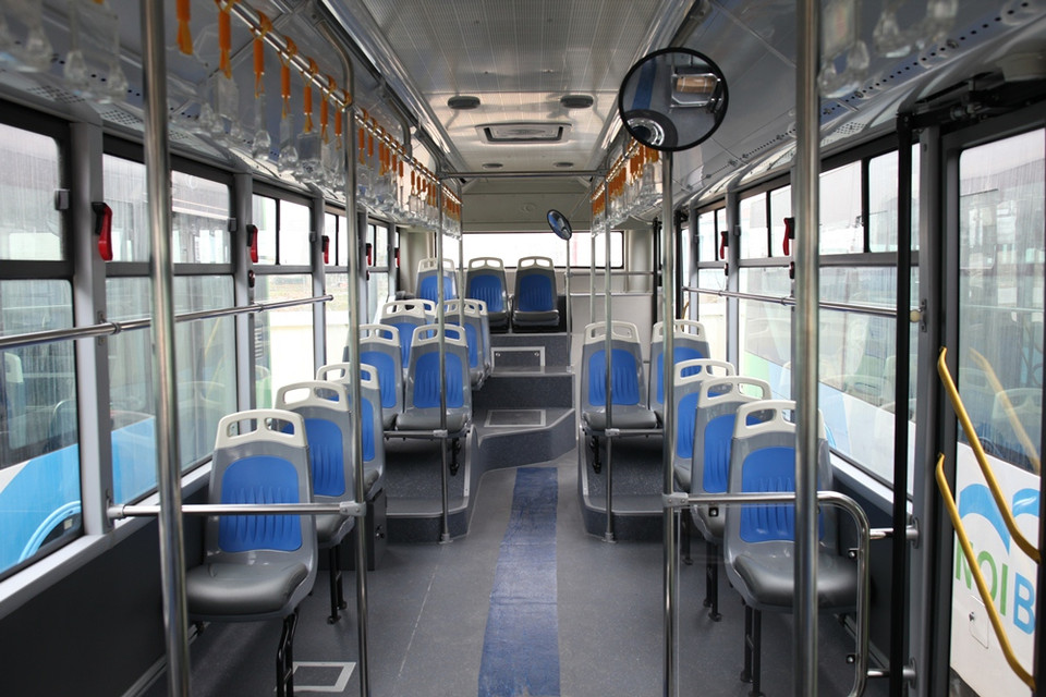 Không gian nội thất của tuyến buýt nhanh BRT khá rộng rãi. (Ảnh: Doãn Đức/Vietnam+)