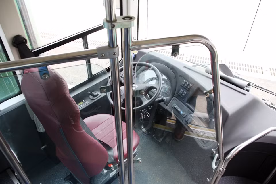 Ghế lái xe được ngăn cách riêng rẽ qua cánh cửa nhựa. (Ảnh: Doãn Đức/Vietnam+)