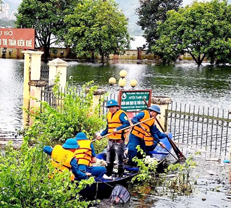 Cán bộ chiến sỹ, Lực lượng vũ trang Bộ Chỉ huy Quân sự tỉnh Hà Nam và dân quân tự vệ cùng người dân tham gia thu gom rác thải tại điểm ngập lụt Thị trấn Kiện Khê huyện Thanh Liêm. (Ảnh: Đại Nghĩa/TTXVN)